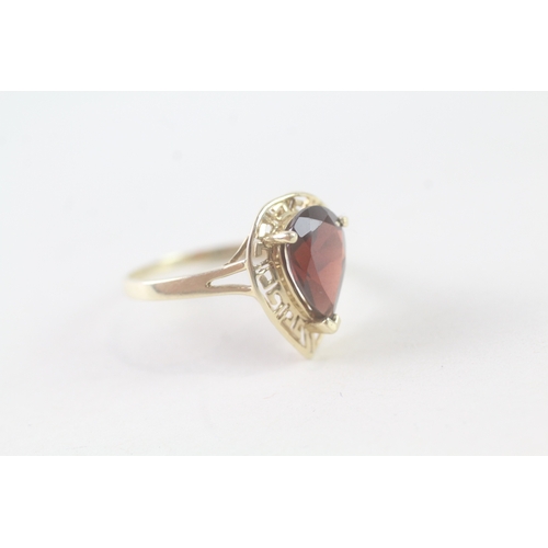 72 - 9ct gold garnet pear single stone ring (1.8g) Size M