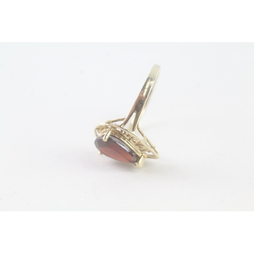 72 - 9ct gold garnet pear single stone ring (1.8g) Size M