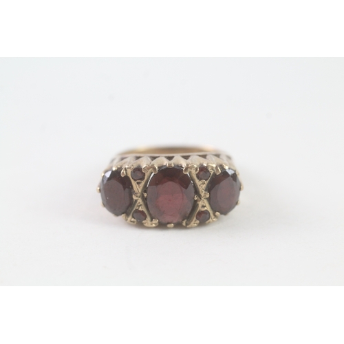 84 - 9ct gold garnet flat setting ring (4.3g) Size M 1/2