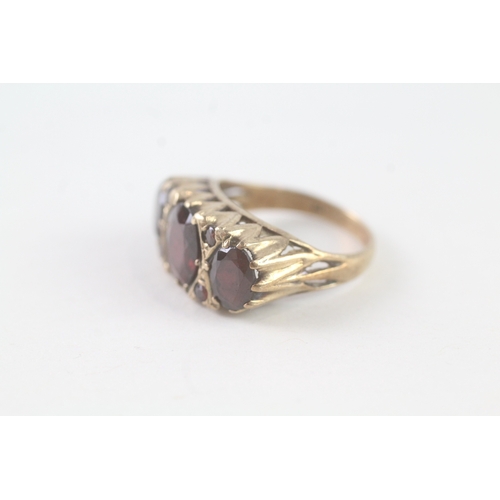 84 - 9ct gold garnet flat setting ring (4.3g) Size M 1/2