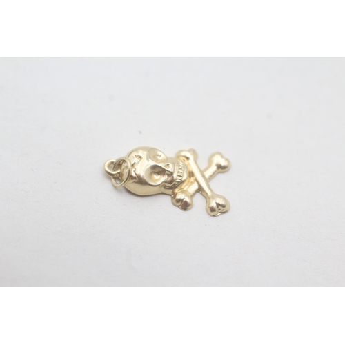 88 - 9ct gold skull and crossbone charm (0.2g)