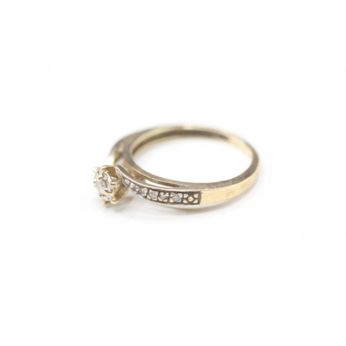 9 - 9ct gold diamond twist ring (1.8g) Size L