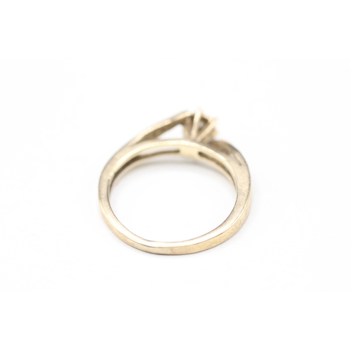 9 - 9ct gold diamond twist ring (1.8g) Size L