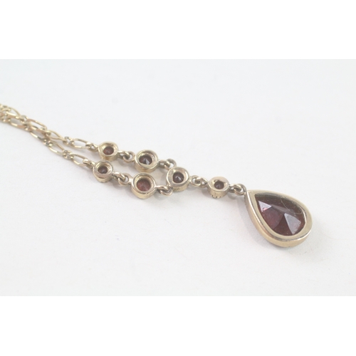 97 - 9ct gold garnet pear drop necklace (2.9g)