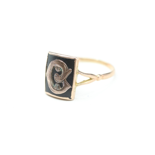 98 - 9ct gold onyx 'G' initial ring (2.2g) AS SEEN - MISSHAPEN Size R