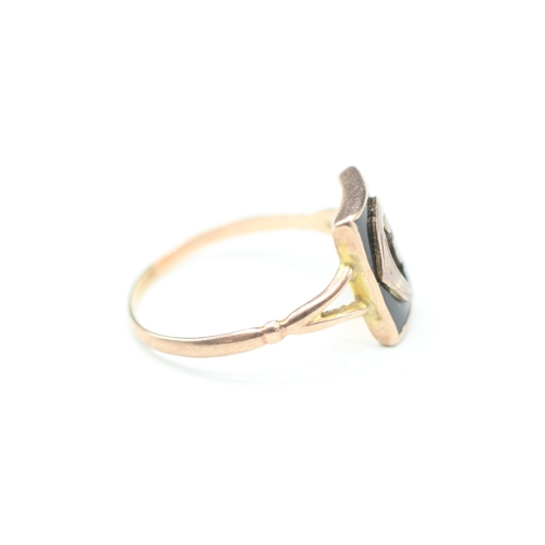 98 - 9ct gold onyx 'G' initial ring (2.2g) AS SEEN - MISSHAPEN Size R