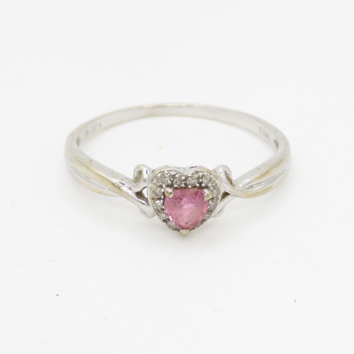 125 - 9ct white gold diamond & pink sapphire heart ring (1.8g) Size T