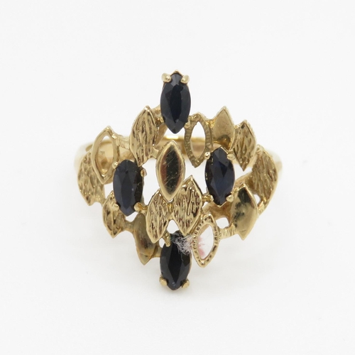 19 - 9ct gold sapphire abstract ring (2.5g) Size L 1/2