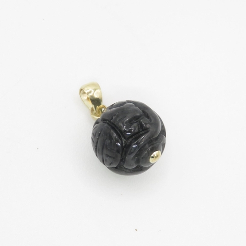 20 - 14ct gold black jade ball pendant (2.7g)