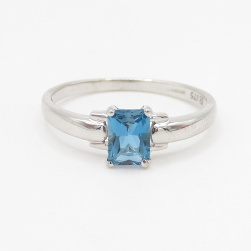 210 - 9ct white gold blue topaz set solitaire ring (2.4g) Size U