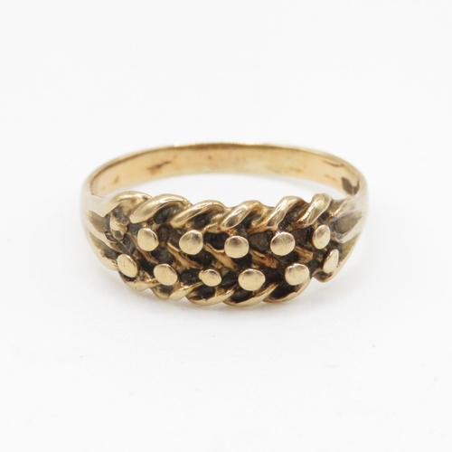 216 - 9ct gold vintage keeper ring (2.3g) Size P