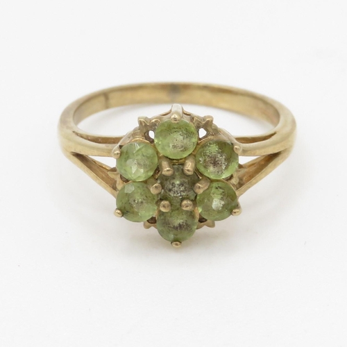 228 - 9ct gold peridot set floral cluster ring (2.1g) Size I