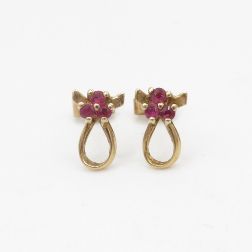 239 - 9ct gold ruby stud earrings (0.7g)