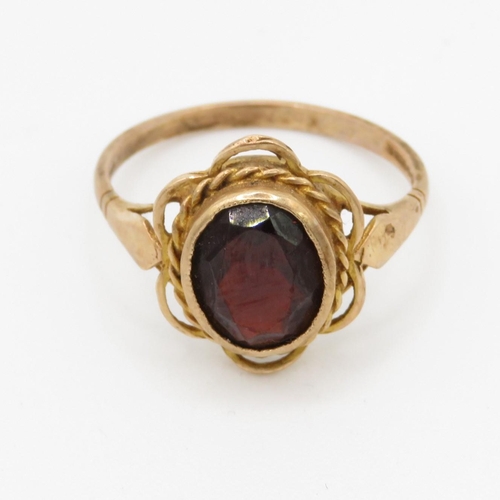 53 - 9ct gold garnet single stone ring (3.1g) Size Q