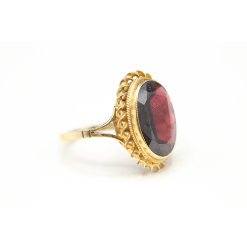 100 - 9ct gold garnet single stone ring (3.4g) Size M