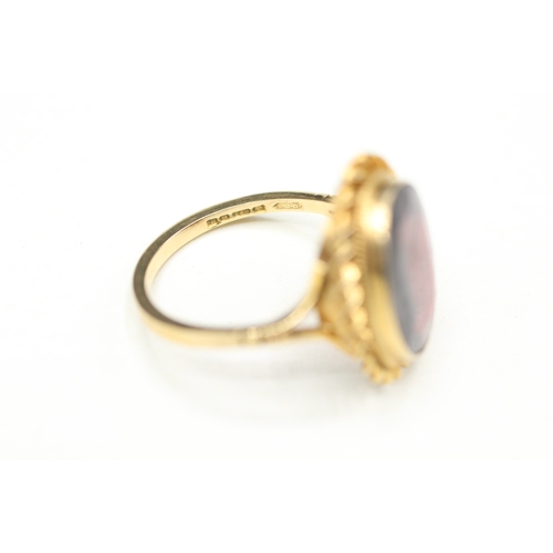 100 - 9ct gold garnet single stone ring (3.4g) Size M