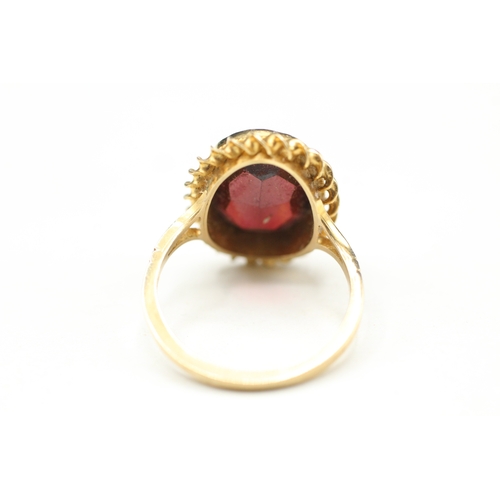 100 - 9ct gold garnet single stone ring (3.4g) Size M