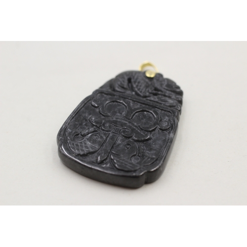 105 - 14ct gold black jade carved pendant (17g)