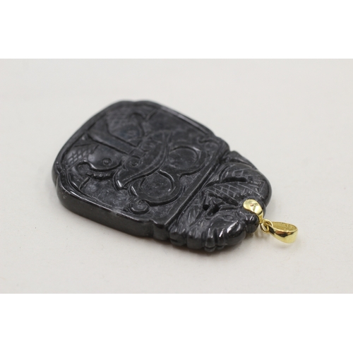 105 - 14ct gold black jade carved pendant (17g)