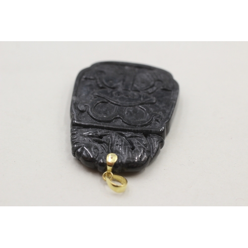 105 - 14ct gold black jade carved pendant (17g)