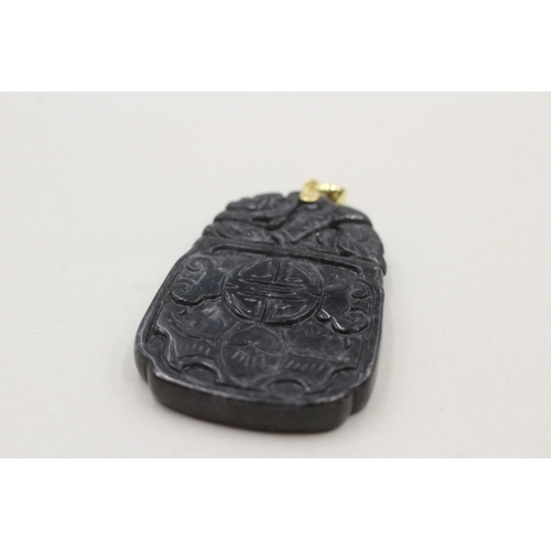 105 - 14ct gold black jade carved pendant (17g)