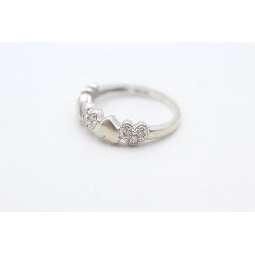 113 - 14ct gold diamond heart ring (3g) Size N