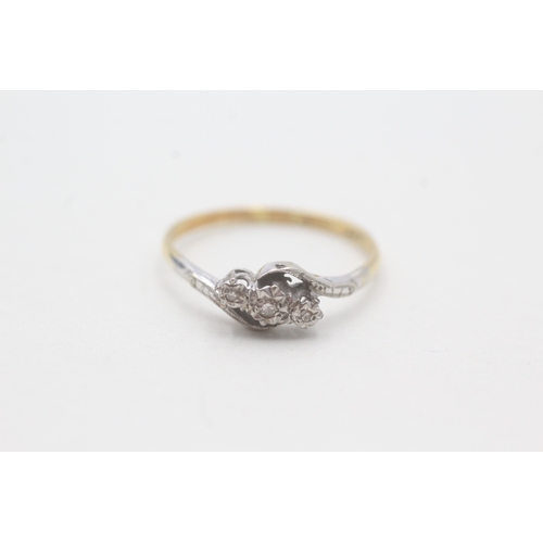 114 - 18ct gold and platinum three stone diamond ring (1.9g) Size P 1/2