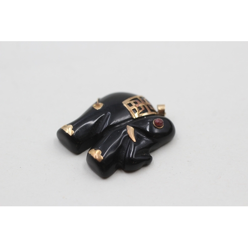 121 - 14ct gold onyx and ruby carved elephant pendant (6g)