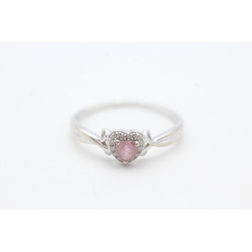 125 - 9ct white gold diamond & pink sapphire heart ring (1.8g) Size T