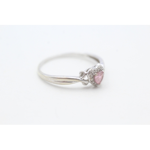 125 - 9ct white gold diamond & pink sapphire heart ring (1.8g) Size T