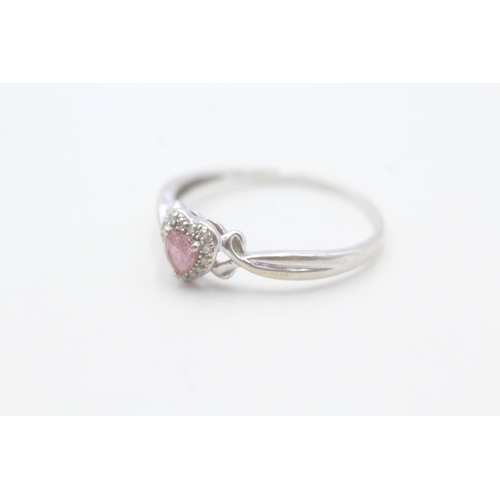 125 - 9ct white gold diamond & pink sapphire heart ring (1.8g) Size T