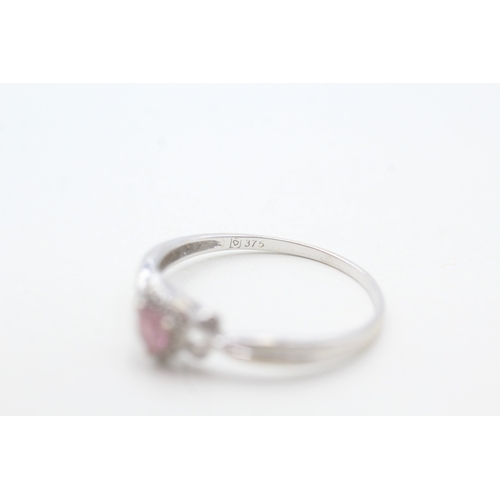 125 - 9ct white gold diamond & pink sapphire heart ring (1.8g) Size T