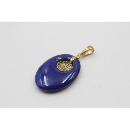 126 - 14ct gold lapis lazuli open space carved pendant (3.3g)