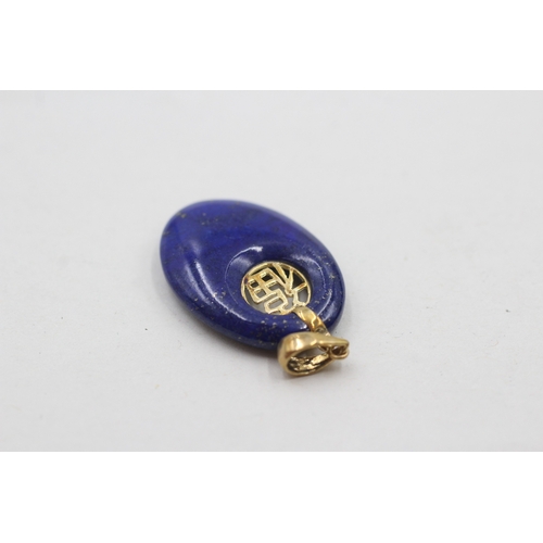 126 - 14ct gold lapis lazuli open space carved pendant (3.3g)