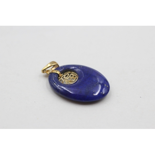 126 - 14ct gold lapis lazuli open space carved pendant (3.3g)