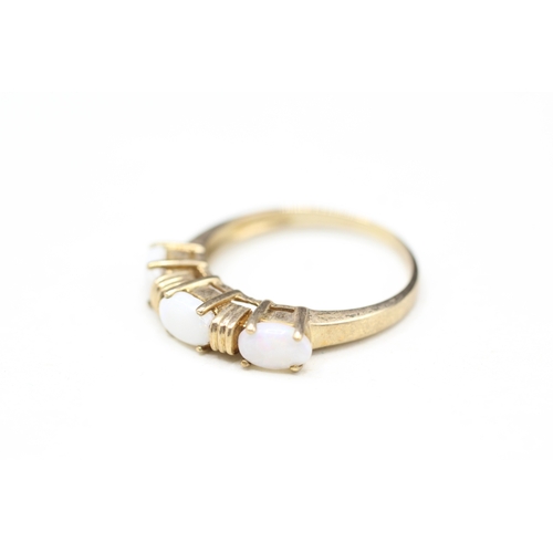 13 - 9ct gold opal three stone ring (2.5g) Size O