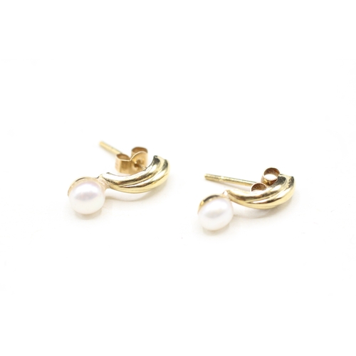 131 - 9ct gold cultured pearl earrings (0.6g)