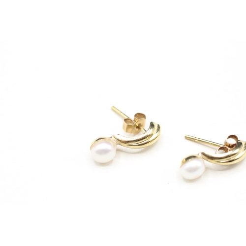 131 - 9ct gold cultured pearl earrings (0.6g)