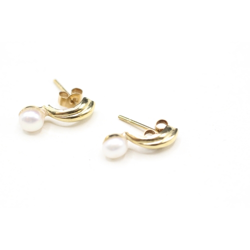 131 - 9ct gold cultured pearl earrings (0.6g)