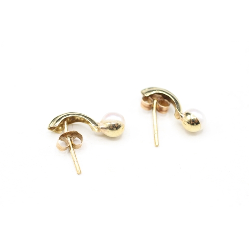 131 - 9ct gold cultured pearl earrings (0.6g)