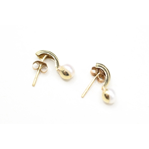 131 - 9ct gold cultured pearl earrings (0.6g)