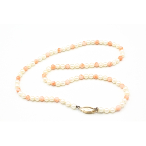 139 - 9ct gold clasp cultured pearl & coral single strand necklace (6.9g)