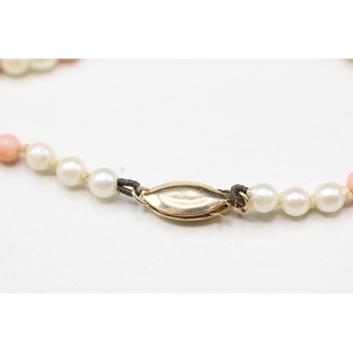 139 - 9ct gold clasp cultured pearl & coral single strand necklace (6.9g)