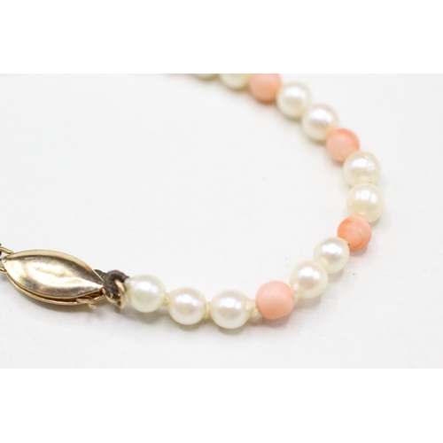 139 - 9ct gold clasp cultured pearl & coral single strand necklace (6.9g)