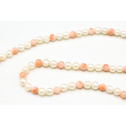 139 - 9ct gold clasp cultured pearl & coral single strand necklace (6.9g)