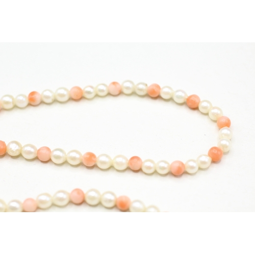 139 - 9ct gold clasp cultured pearl & coral single strand necklace (6.9g)