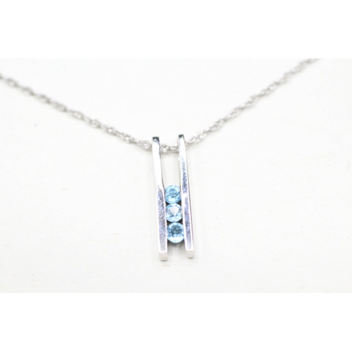 141 - 9ct white gold topaz three stone bar pendant necklace (2.1g)