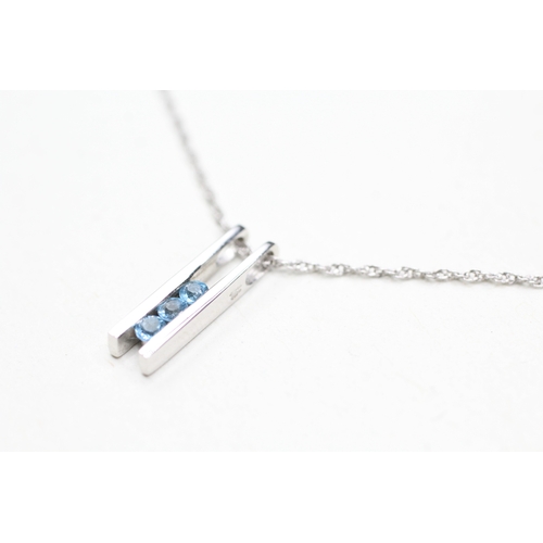 141 - 9ct white gold topaz three stone bar pendant necklace (2.1g)