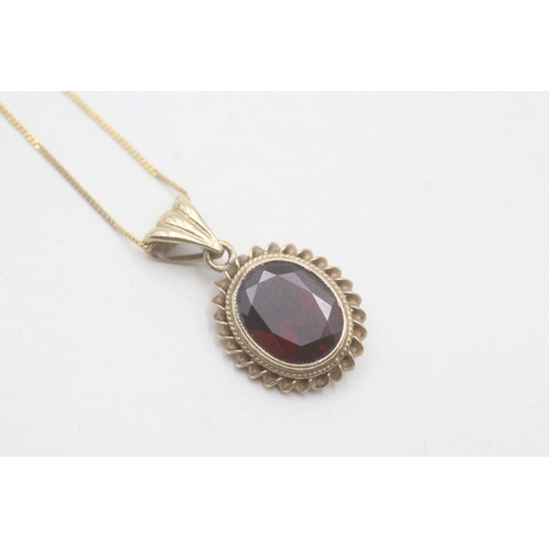 142 - 9ct gold garnet single stone pendant necklace (2.4g)