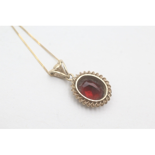 142 - 9ct gold garnet single stone pendant necklace (2.4g)